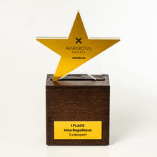 Load image into Gallery viewer, A custom wooden and acrylic award trophy featuring a gold star-shaped plaque on a dark brown wooden base. The star is branded with 'MAXXROYAL RESORTS navatours' and the base has a custom yellow plaque reading '1 PLACE Irina Bogačkova Turekspert'.